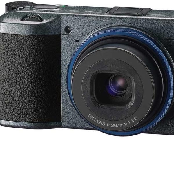 Ricoh GR IIIx Urban Edition, boîtier Gris métal avec Bague Bleu Marine, Appareil Photo Compact numérique avec capteur CMOS Format APS-C 24 MP, Objectif GR 40mm f2,8 (au Format 35 mm) Noir
